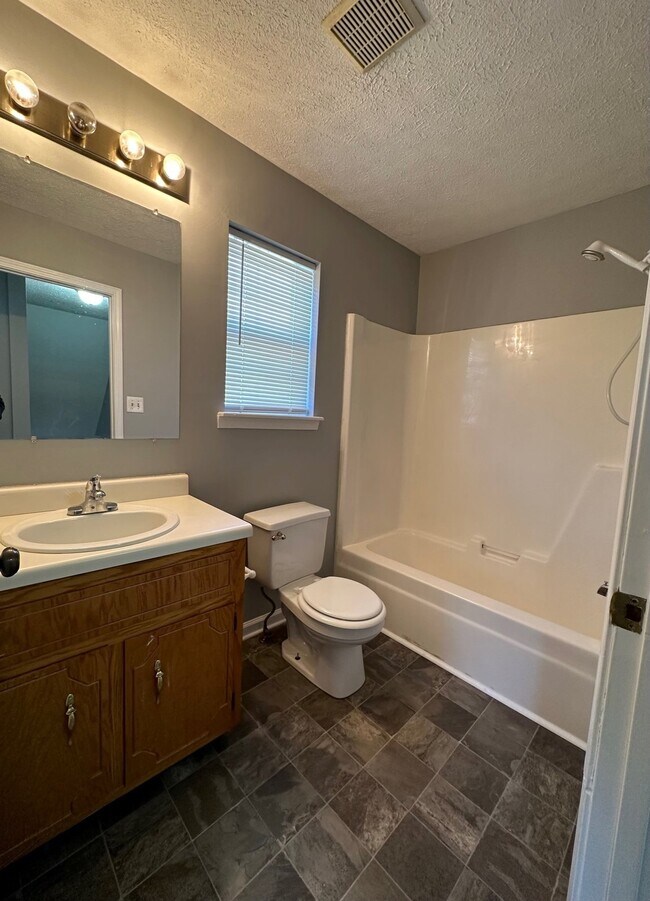 Building Photo - 1058 Bush Ave