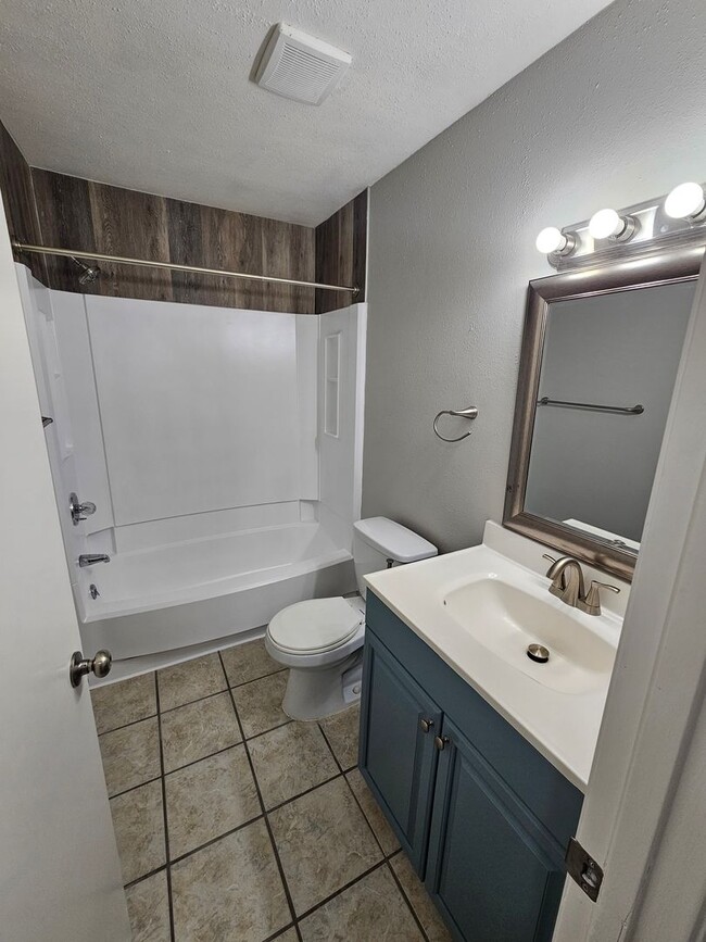 Building Photo - Renovated upstairs 1 Bedroom 1 Bath appartment available NOW!