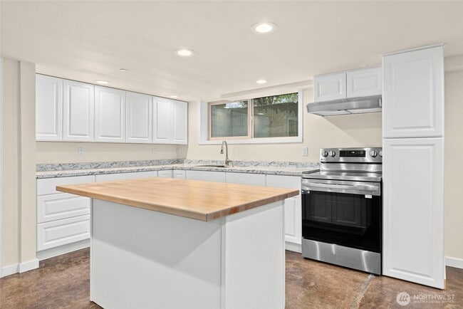 Building Photo - 501 N Oak St