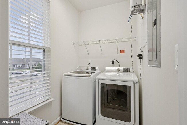 Building Photo - 805 Basswood Dr
