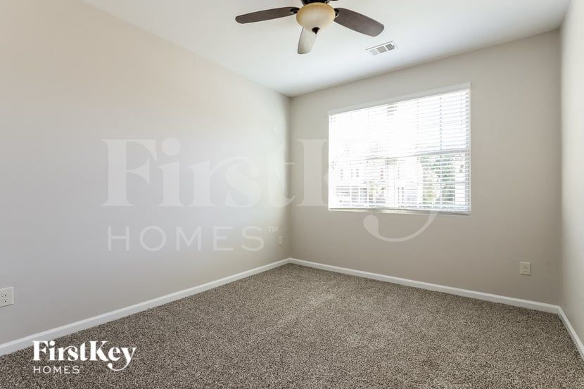 Building Photo - 3280 Heatherwood Dr