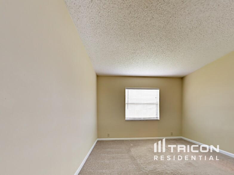 Building Photo - 2612 Bridle Dr