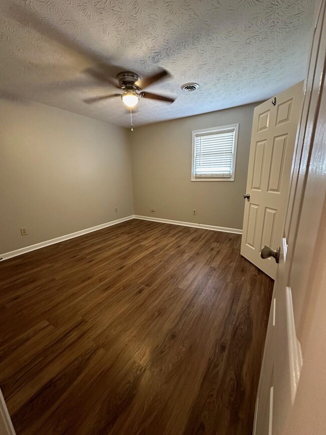 Building Photo - 3505 Lakeside Ct
