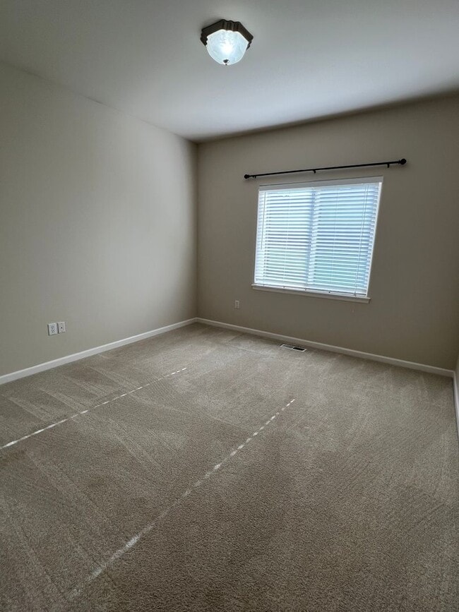 Building Photo - Great location with lots of amenities! 4 b...