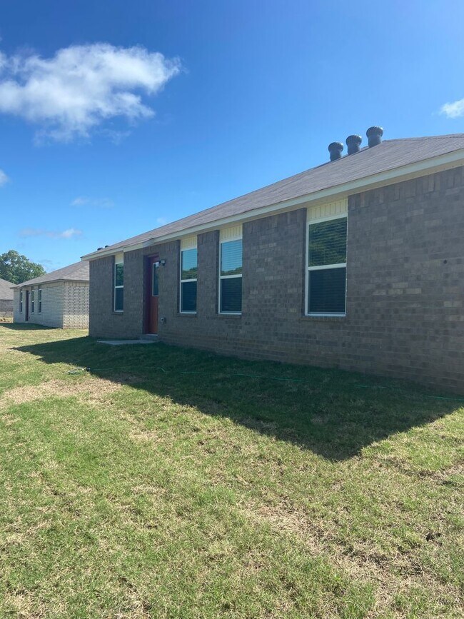 Building Photo - *Pre-leasing* Four Bedroom | Two Bath Home...