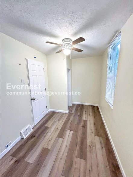 Building Photo - 1050 Holmden Ave