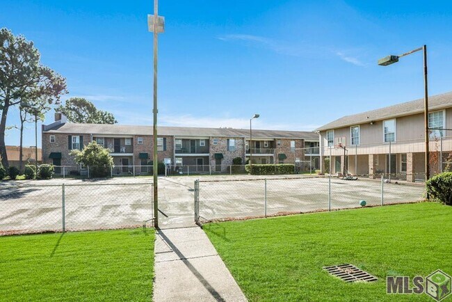 Building Photo - 4625 Parkoaks Dr