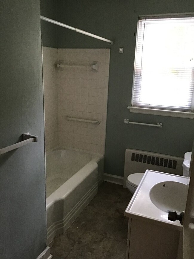 Building Photo - 1550 E Bayview Blvd