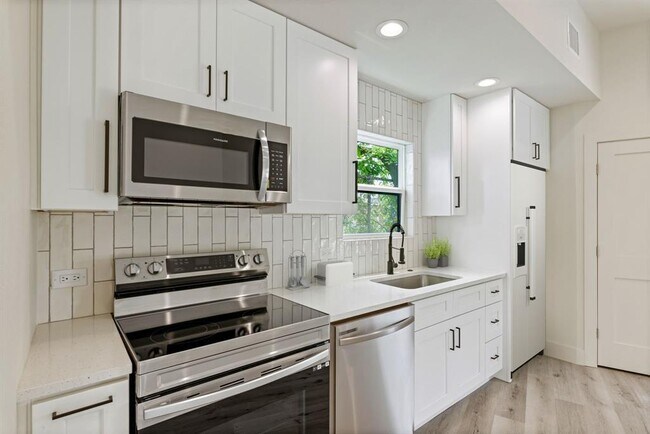 Building Photo - 8507 Hathaway Dr