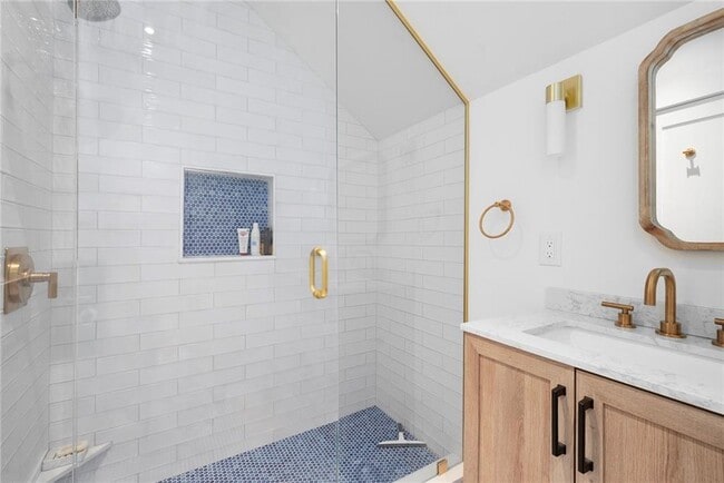 Building Photo - 69 Connection St