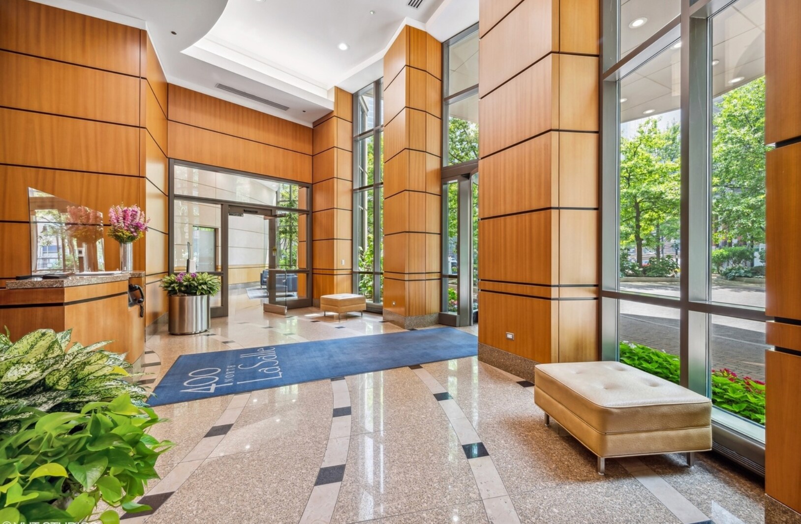 24/7 Reception - 400 N La Salle Dr