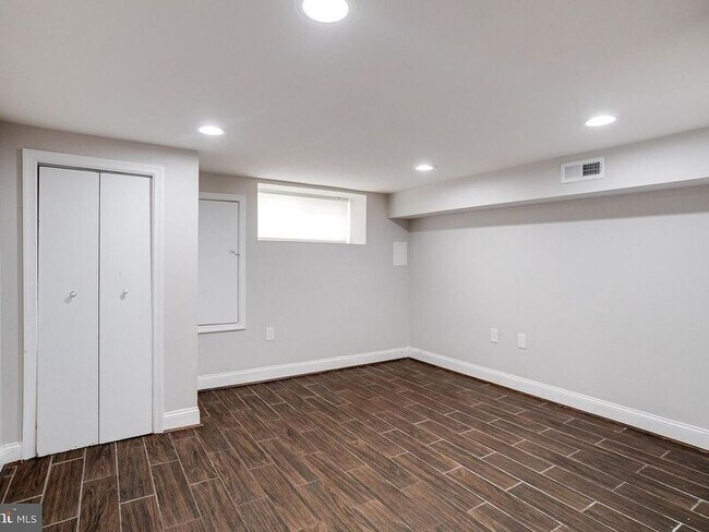Building Photo - 442 N Linwood Ave