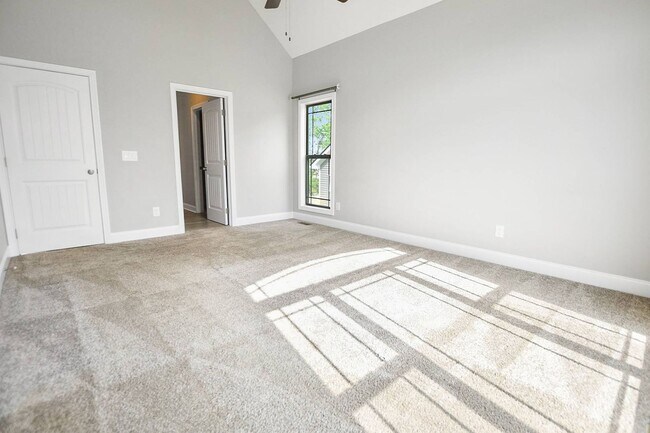 Building Photo - Pet Friendly Three Bedroom with Bonus!