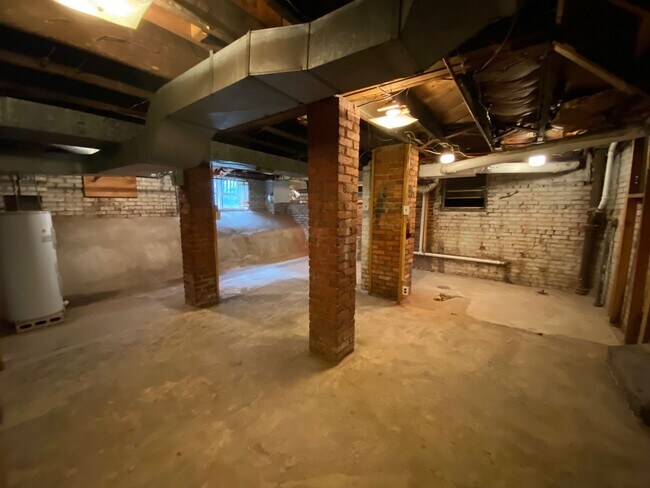 Building Photo - North Asheville - Renovated 1020's Charmer!