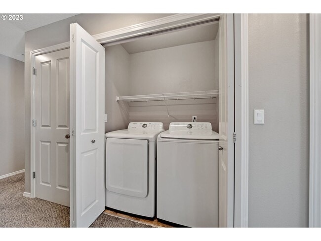 Building Photo - Stunning townhouse in Canby- 3 bed / 2.5 b...