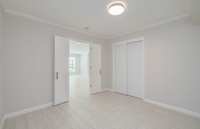 Building Photo - 355 N Post Oak Ln