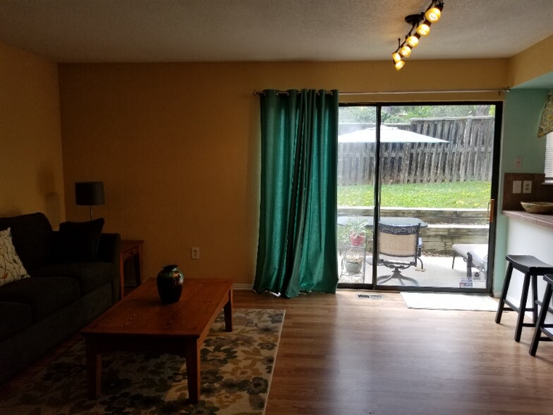 Building Photo - 6338 S Emporia Cir