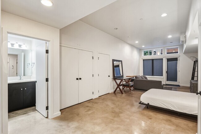 Building Photo - 18-20 N Monroe St