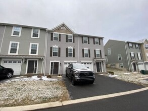 Building Photo - Beautiful 3 Bedroom, 2.5 Bathroom Home in Boalsburg, PA
