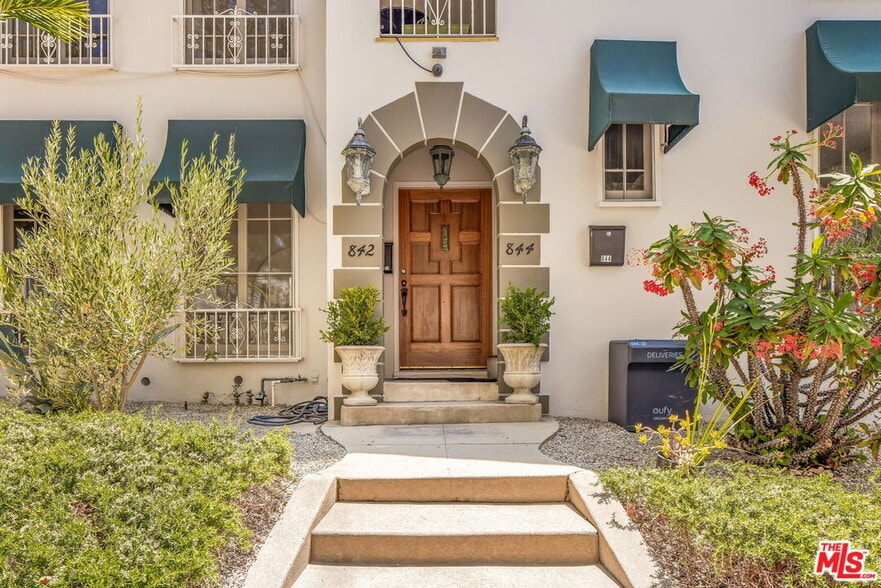 Front entryway - 842 S Sycamore Ave