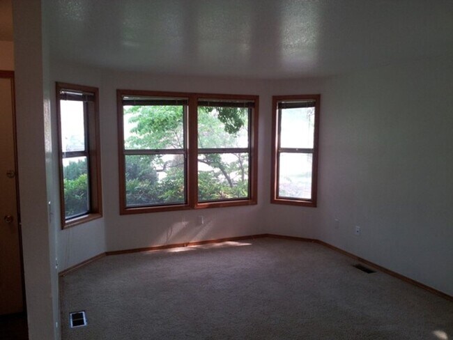 Building Photo - Great location off of Gary Lane and State ...