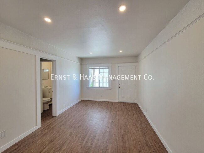 Building Photo - 154 E Eagle St