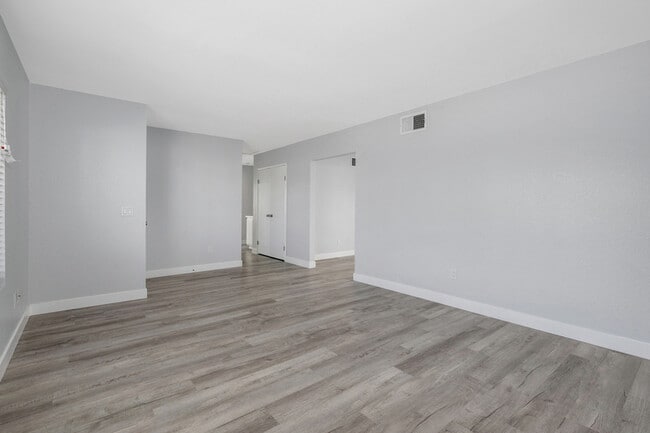 Building Photo - 9994 Parkdale Ave