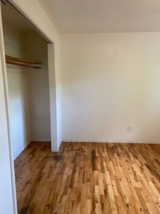 Building Photo - 4 bed 1 bath