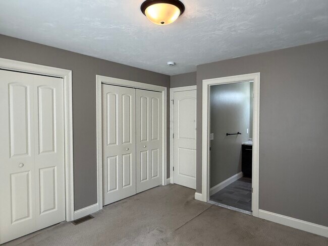 Building Photo - 10 Shamrock Ln
