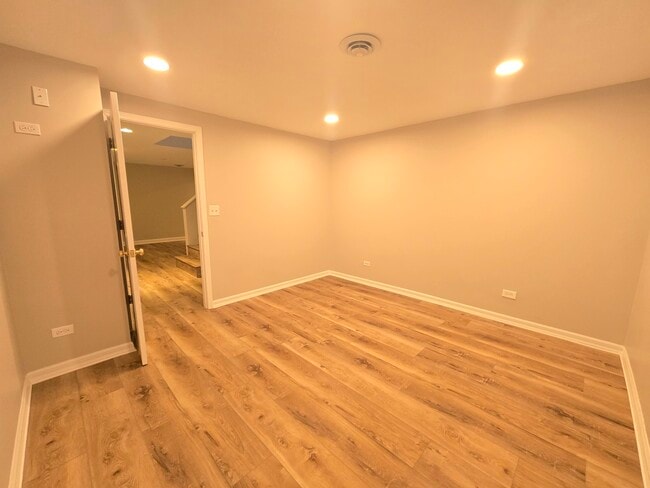 Building Photo - 1565 Old Barn Cir