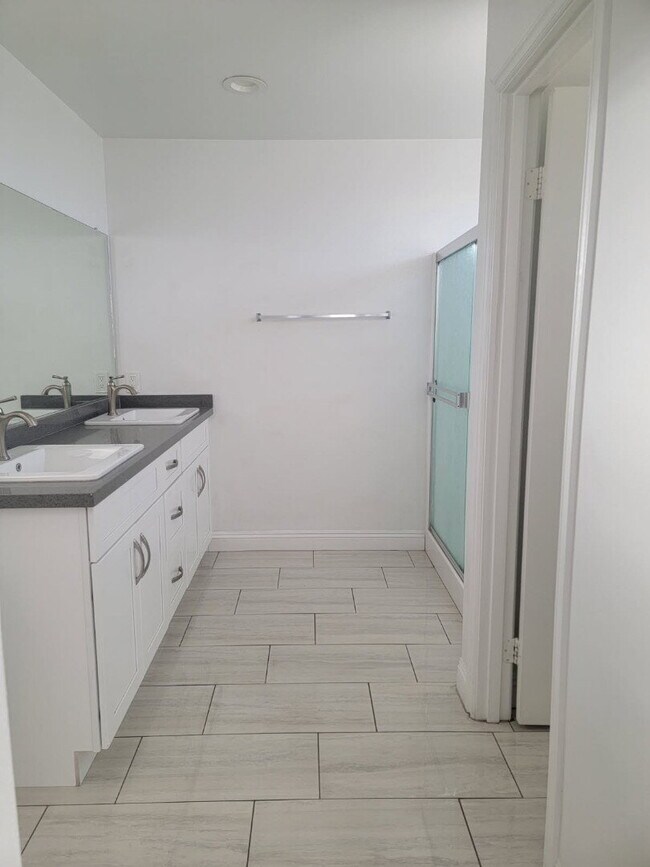 Building Photo - New Gas Range & Refrigerator.  Spacious rooms, private yard and RV parking.  Must see - Won't las...