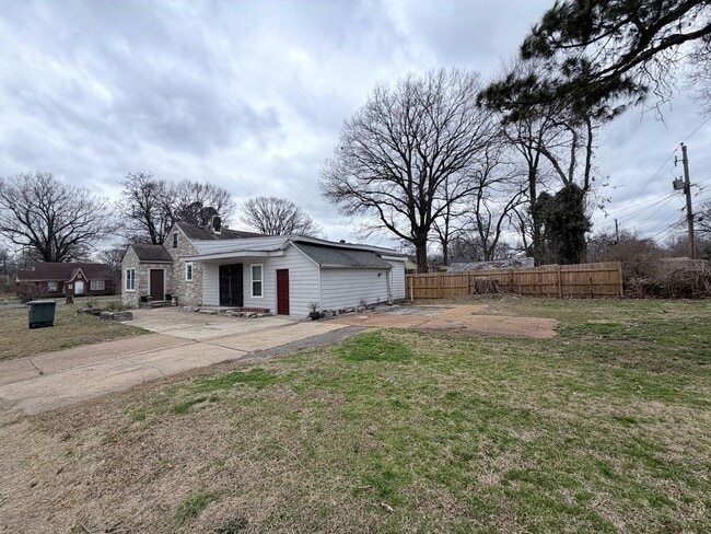 Building Photo - Cozy 3 Bedroom Home Ready for Move In!!