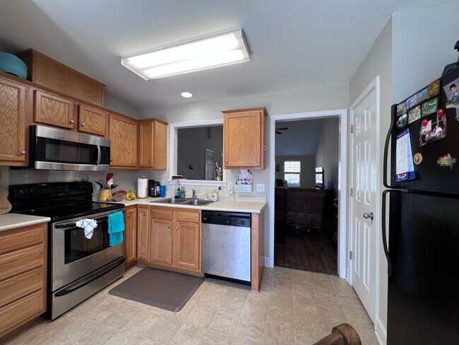 Building Photo - Fantastic 2 bedroom 2 bath townhome