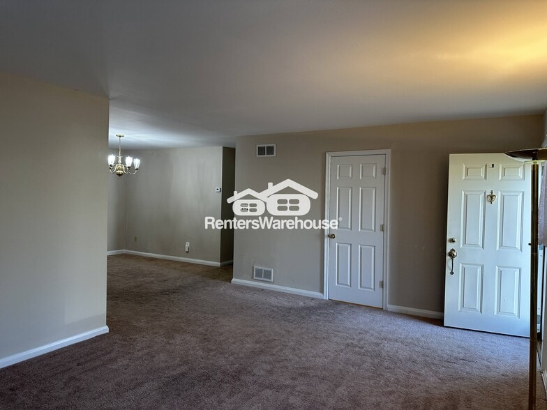 Building Photo - 223 Deep Dale Dr