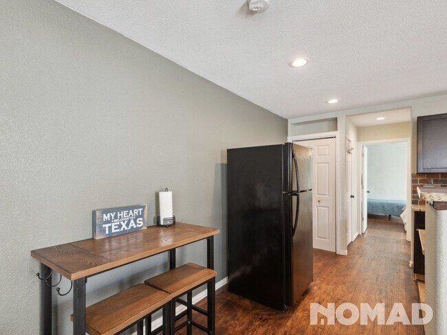 Building Photo - 1 bedroom renovated duplex