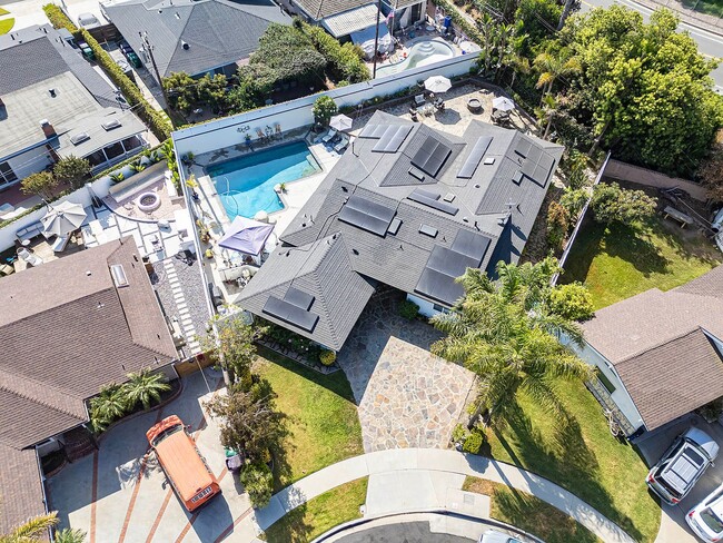 Building Photo - Fully Furnished 3 Bed 2.5 Bath Single Fami...
