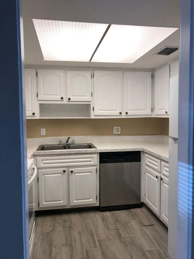 Building Photo - NICE UNIT FOR RENT!!! 2/2 EXCELLENT LOCATION!!