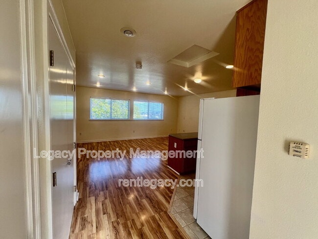 Building Photo - 3884 Bayview Cir