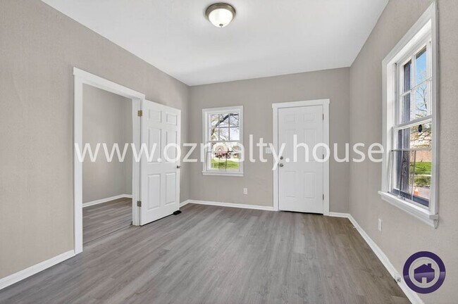 Building Photo - 160 Bronson Ave