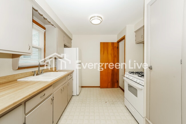 Building Photo - 4777 E 93rd St