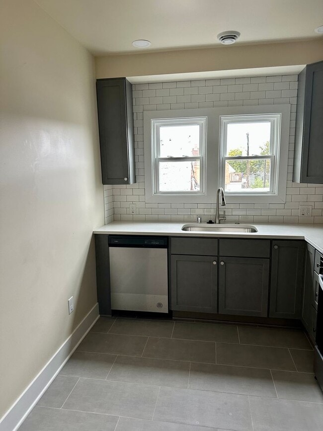 Building Photo - 901-903 E Center St