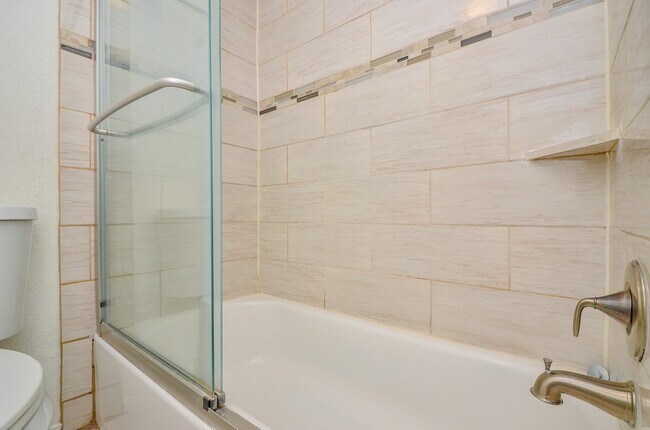 Building Photo - 2100 Tanglewilde St