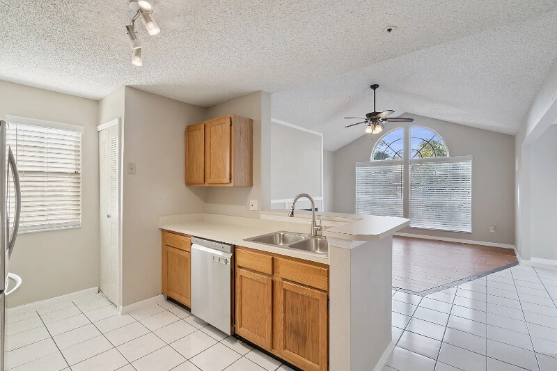 Building Photo - 682 Youngstown Pkwy