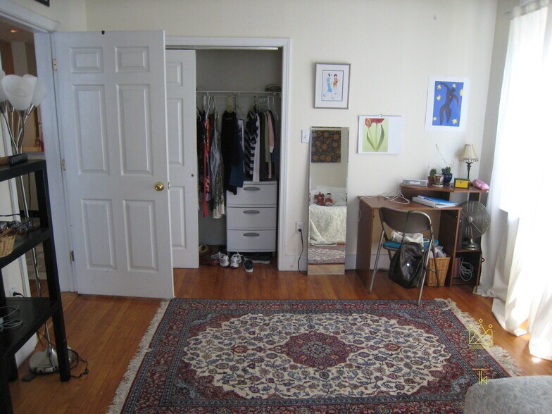 Building Photo - 322 St Paul St