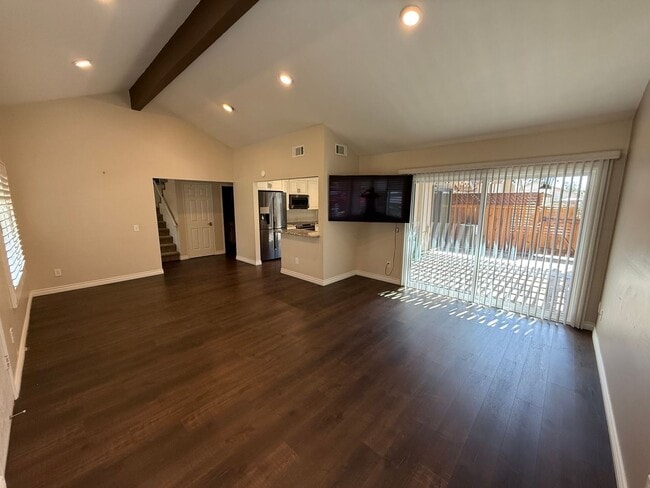 Building Photo - Spacious 3-Bed, 2-Bath End-Unit Townhome w...