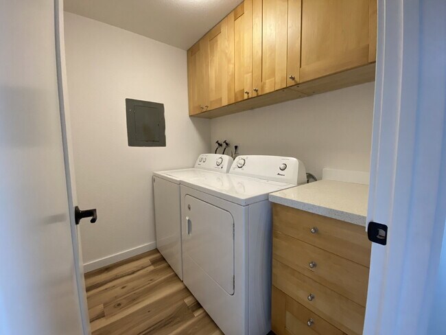 Building Photo - Spacious 3-Bedroom Remodeled Townhome in F...