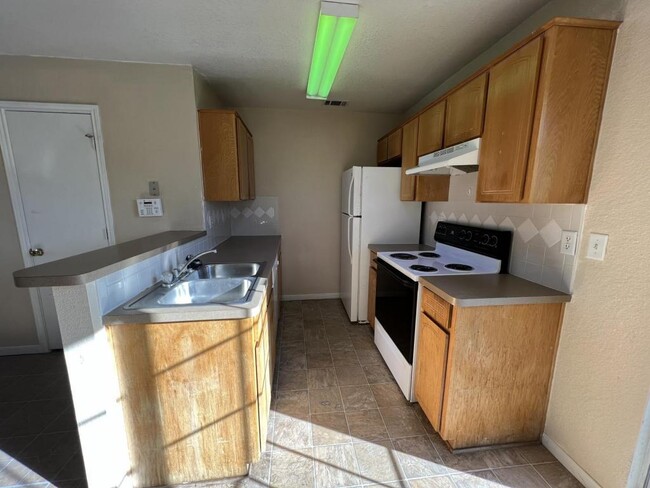 Building Photo - 1402 Dugger Cir