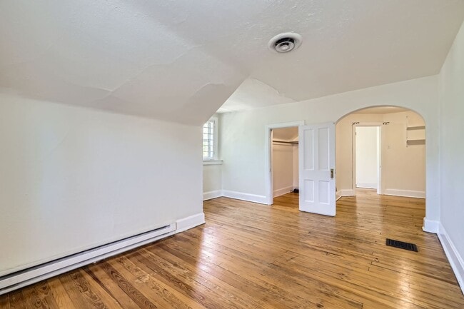 Building Photo - Top Unit (Beautiful Views)  Move in Ready!...