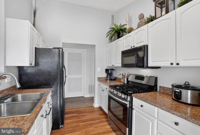 Building Photo - 2443 Blue Spring Ct