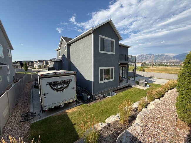 Building Photo - Luxury 7-Bedroom Home with Office, Dayligh...